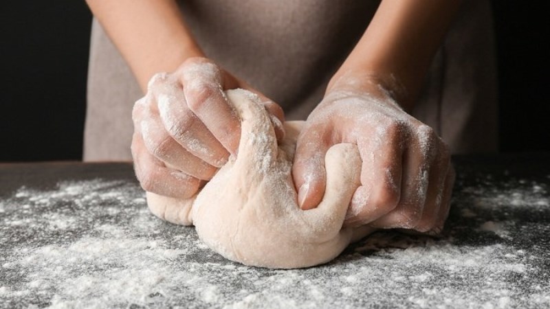 Hướng dẫn cách làm bột mì đúng chuẩn không bị dính tay, vón cục và cách nhận biết bột đạt chuẩn 2
