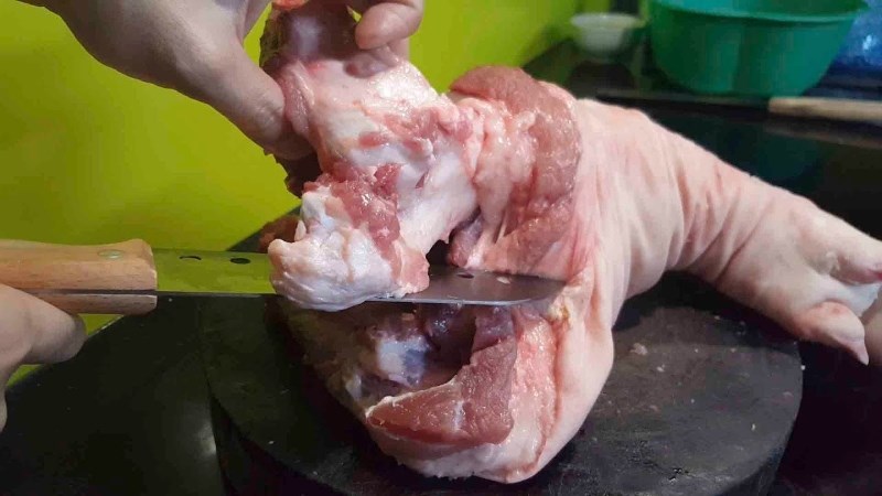 Những lưu ý khi rút xương chân giò