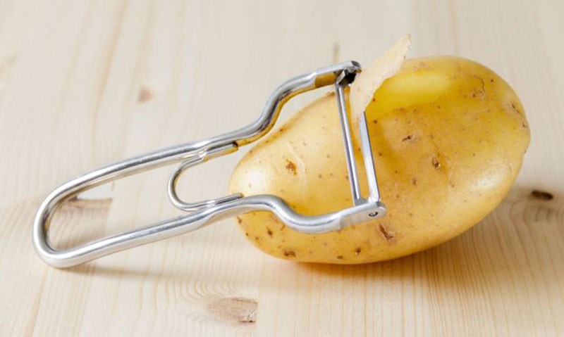 Gọt vỏ khoai t&acirc;y