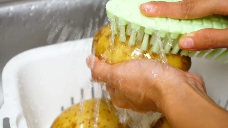 Bước 2 sử dụng b&agrave;n chải ch&agrave;