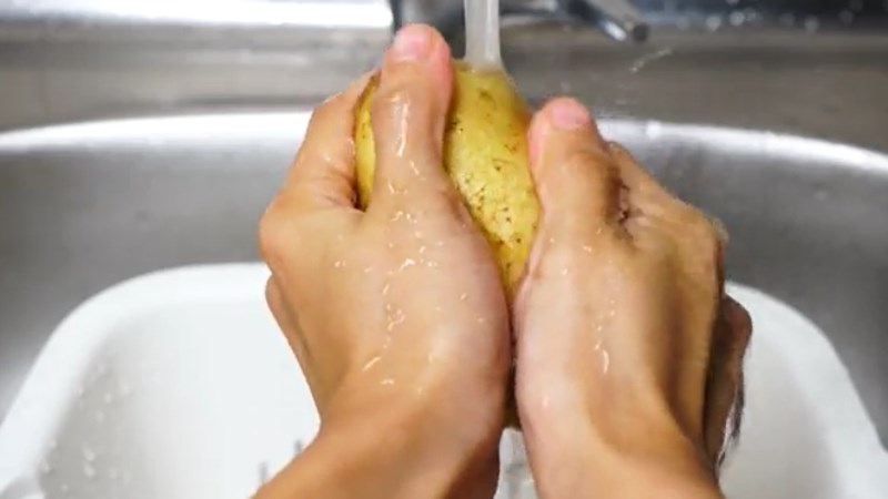 Bước 1 sử dụng b&agrave;n chải ch&agrave;