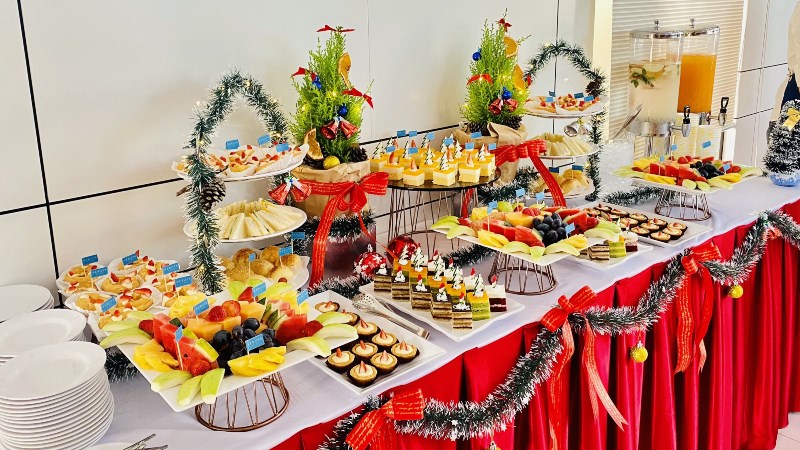 Trang tr&iacute; b&agrave;n tiệc ngọt