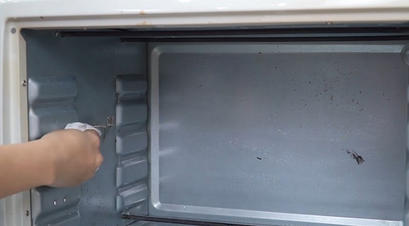 D&ugrave;ng khăn lau sạch lại