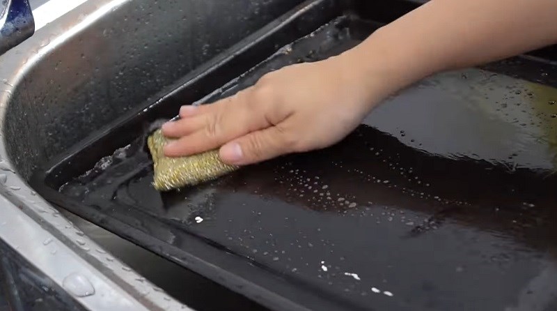 Vệ sinh khay nướng