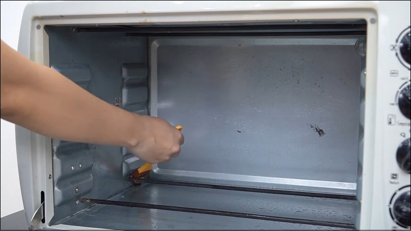 L&agrave;m sạch baking soda c&ograve;n s&oacute;t lại với giấm