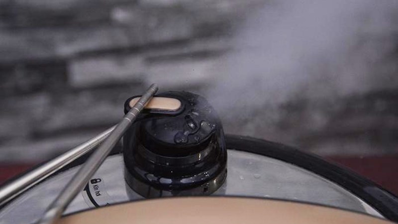 Kh&ocirc;ng d&ugrave;ng tay để xả hơi nồi khi nấu