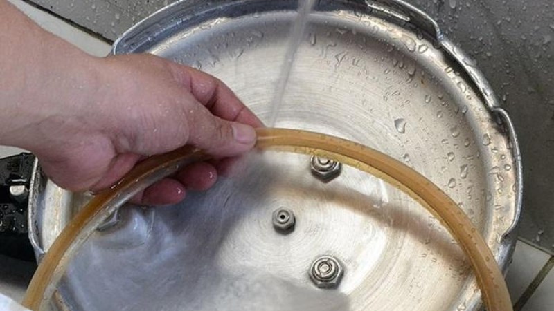 Vệ sinh nồi lần đầu kh&ocirc;ng đ&uacute;ng c&aacute;ch