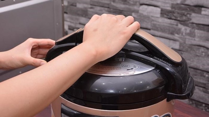 Kh&ocirc;ng mở nắp đột ngột