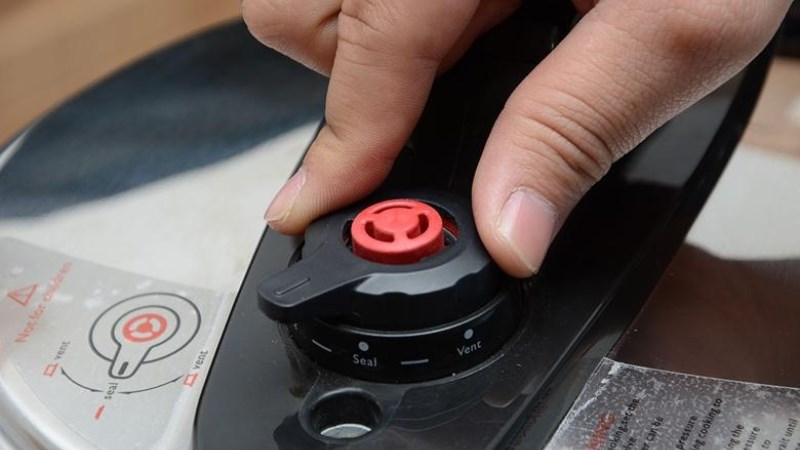 Đ&oacute;ng chặt nắp nồi v&agrave; kiểm tra van xả &aacute;p trước khi cắm điện