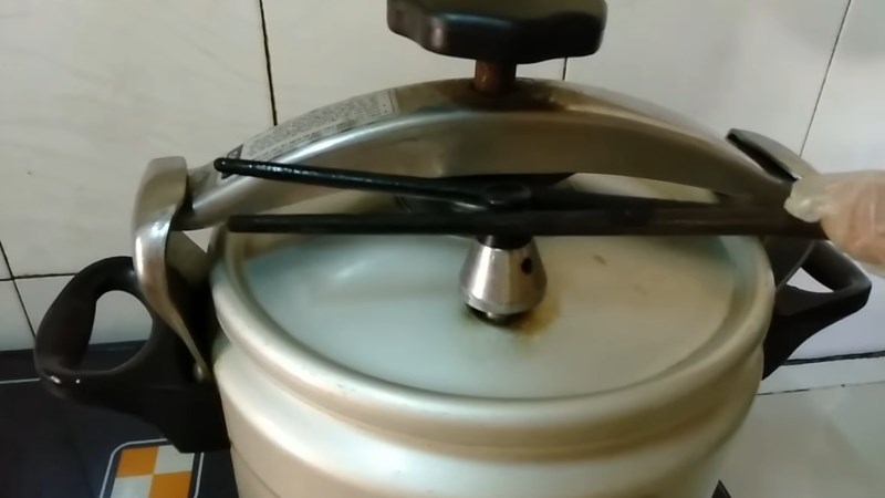 L&agrave;m nồi nấu tr&ecirc;n bếp ga