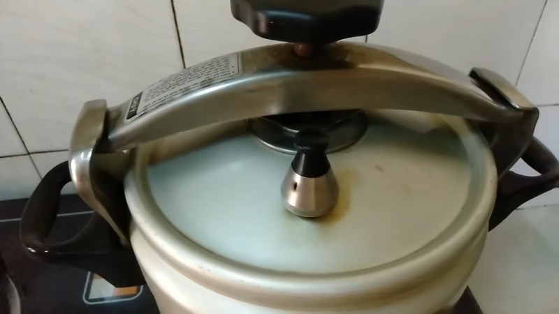 L&agrave;m nồi nấu tr&ecirc;n bếp ga