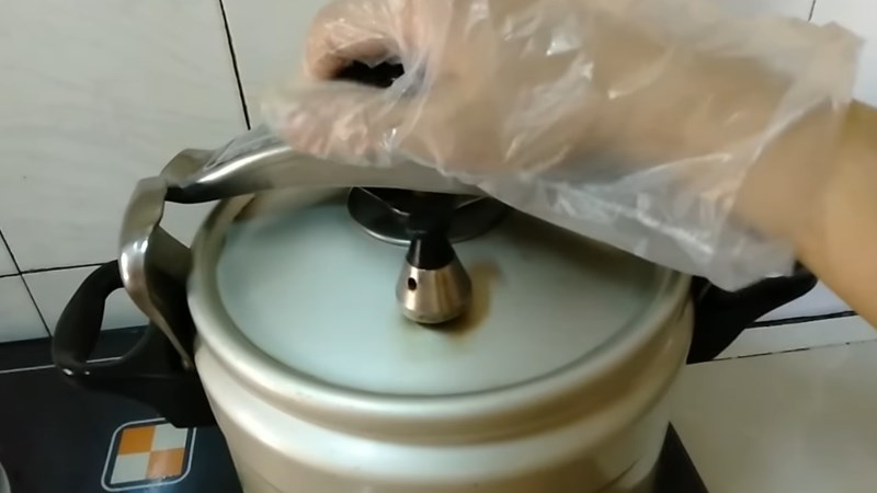 L&agrave;m nồi nấu tr&ecirc;n bếp ga