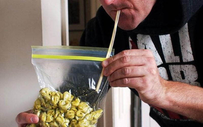 D&ugrave;ng ống h&uacute;t để h&uacute;t ch&acirc;n kh&ocirc;ng trong t&uacute;i bảo quản thực phẩm