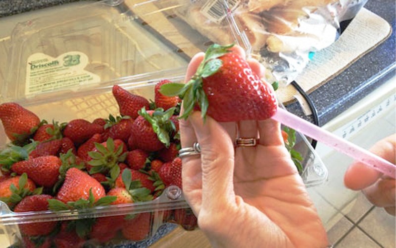 D&ugrave;ng ống h&uacute;t để lấy n&uacute;m d&acirc;u t&acirc;y