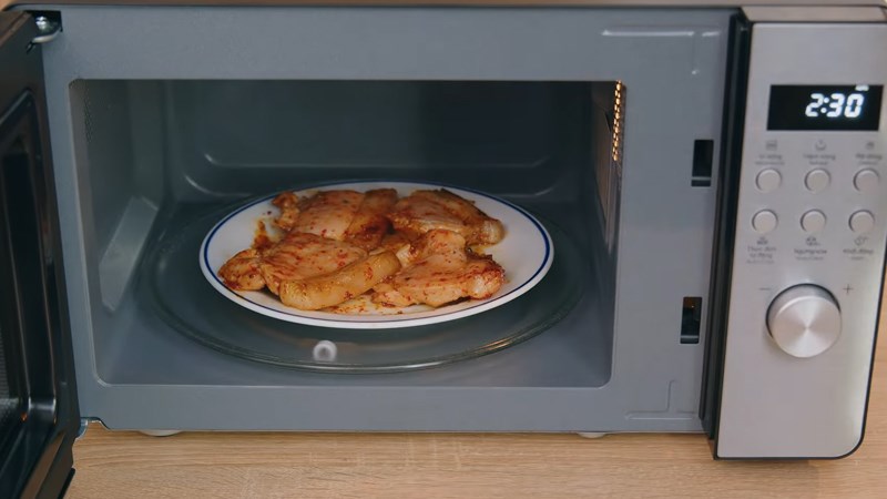 Chức năng chi&ecirc;n thịt của l&ograve; vi s&oacute;ng Electrolux EMM20D38GB