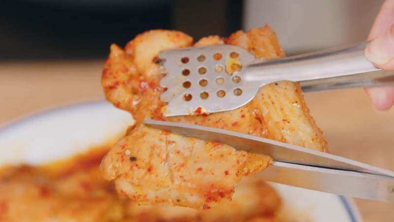 Th&agrave;nh phẩm thịt heo chi&ecirc;n bằng l&ograve; vi s&oacute;ng Electrolux EMM20D38GB