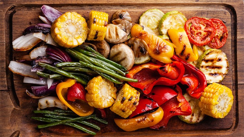Nướng cho tới khi thấy có chút cháy trên bề mặt rau củ