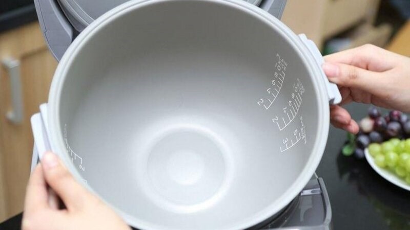 Lựa chọn chất liệu l&ograve;ng nồi