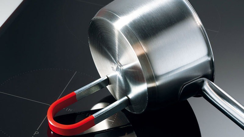 D&ugrave;ng nam ch&acirc;m để kiểm tra 