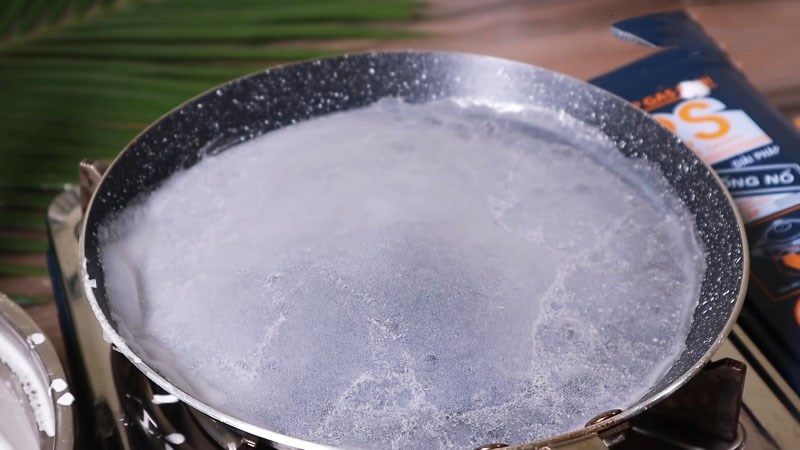 L&agrave;m b&aacute;nh cuốn bằng chảo chống d&iacute;nh