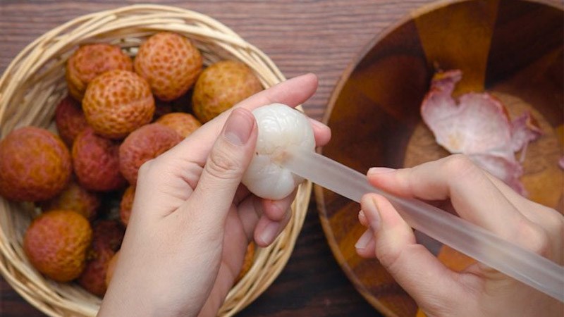 Tách hạt vải bằng ống hút