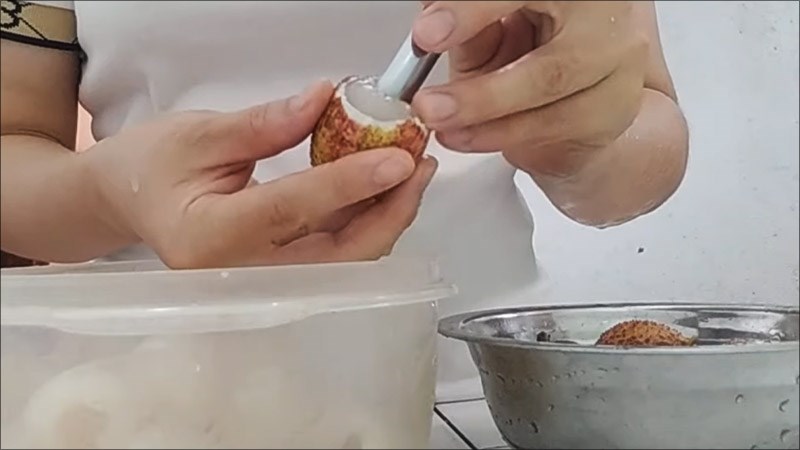 Tách hạt vải bằng muỗng
