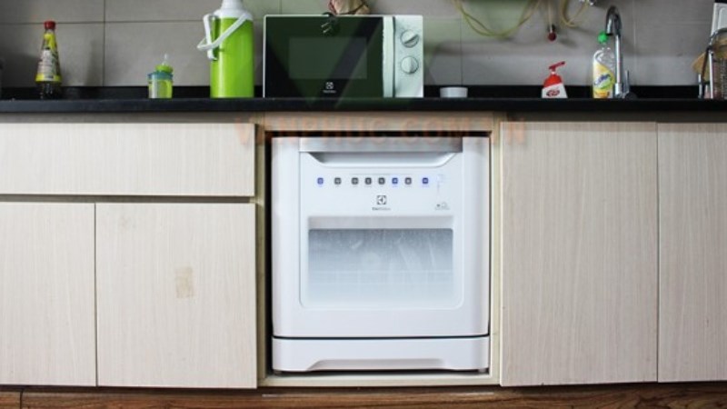 M&aacute;y rửa ch&eacute;n Electrolux