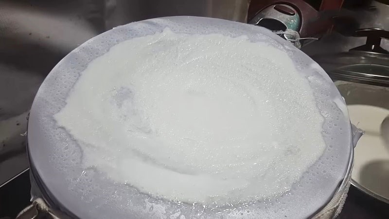 L&agrave;m b&aacute;nh cuốn bằng nồi hấp