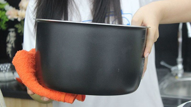 Lau kh&ocirc; nồi trước khi nấu