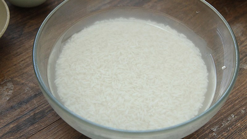 Ng&acirc;m gạo trước khi nấu