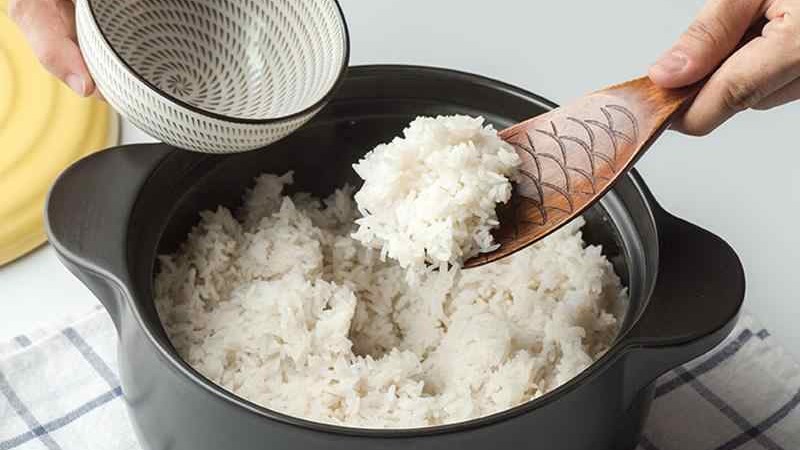 Mở nắp khi nồi cơm vừa nhảy n&uacute;t