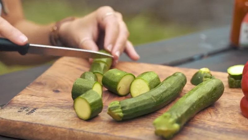 Kh&ocirc;ng n&ecirc;n th&aacute;i nhỏ rau củ