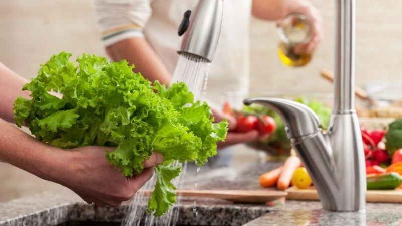 Kh&ocirc;ng n&ecirc;n rửa rau củ trước