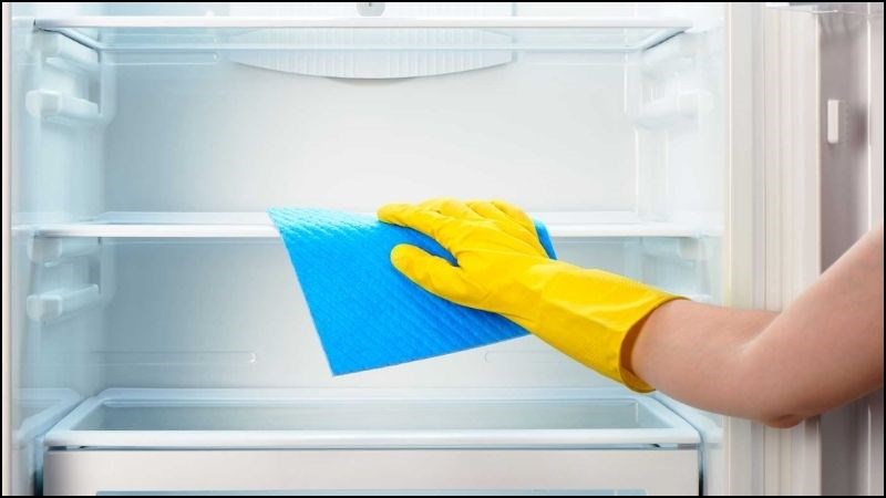 Thường xuy&ecirc;n lau dọn tủ lạnh
