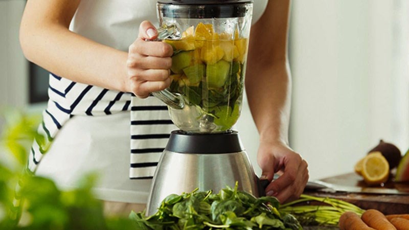 Cho th&ecirc;m nước v&agrave;o xay