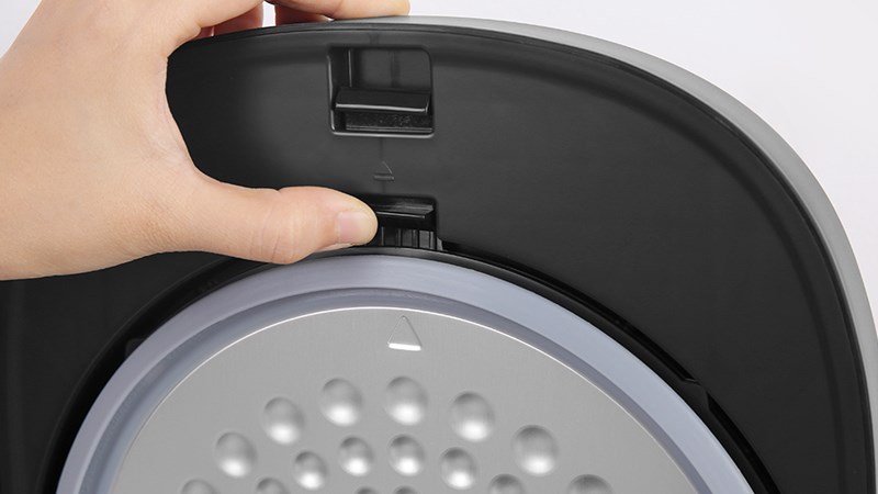 Đậy chặt nắp và không để đồ vật vào nồi