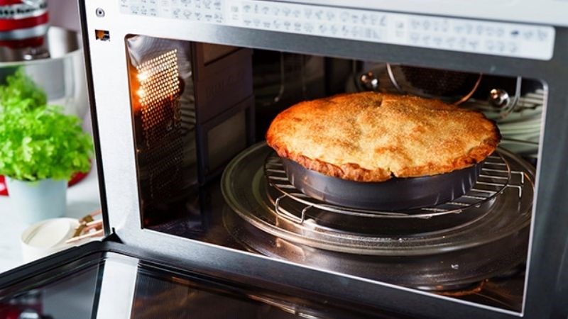 Cho chảo v&agrave;o l&ograve; nướng, l&ograve; vi s&oacute;ng