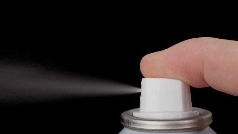 Sử dụng b&igrave;nh xịt chống d&iacute;nh