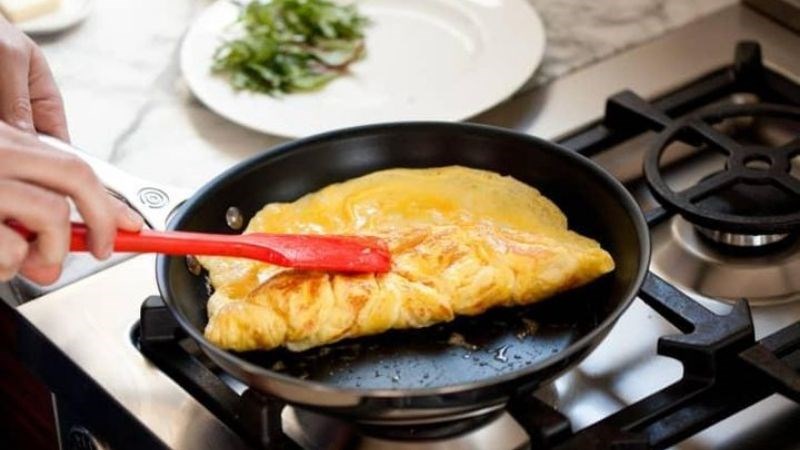 Sử dụng vật dụng kim loại, sắc nhọn