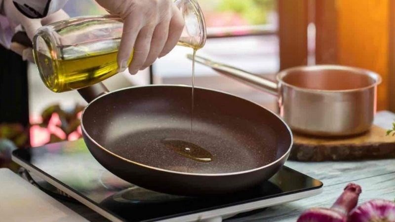 Cho dầu mỡ v&agrave;o sau khi l&agrave;m n&oacute;ng chảo