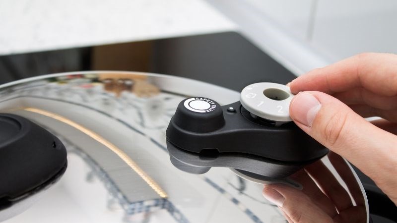 Không kiểm tra nồi trước khi nấu