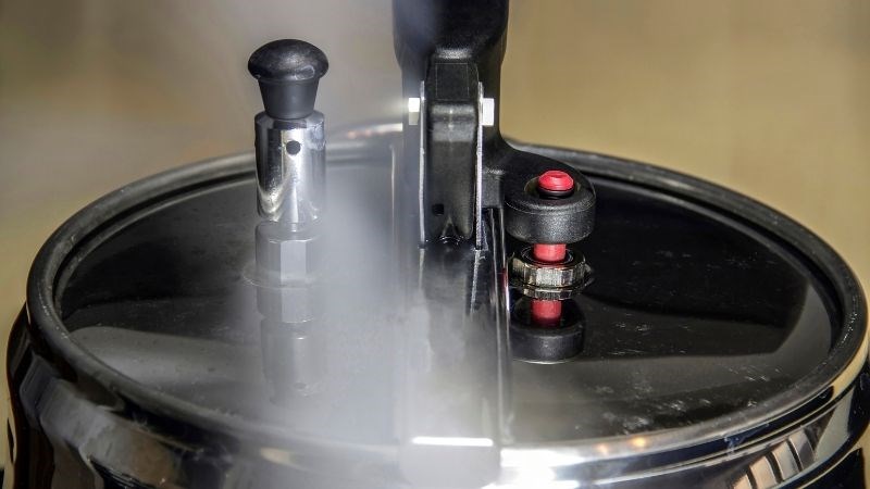 Mở van xả áp bằng tay