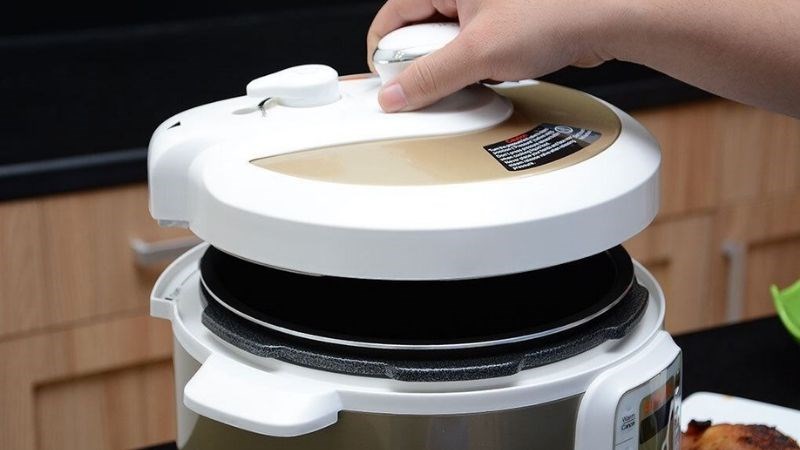 Bật nắp nồi khi chưa giảm áp suất