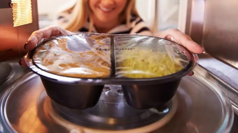 Thức ăn bọc bằng nhựa hoặc đựng trong c&aacute;c vật dụng bằng nhựa