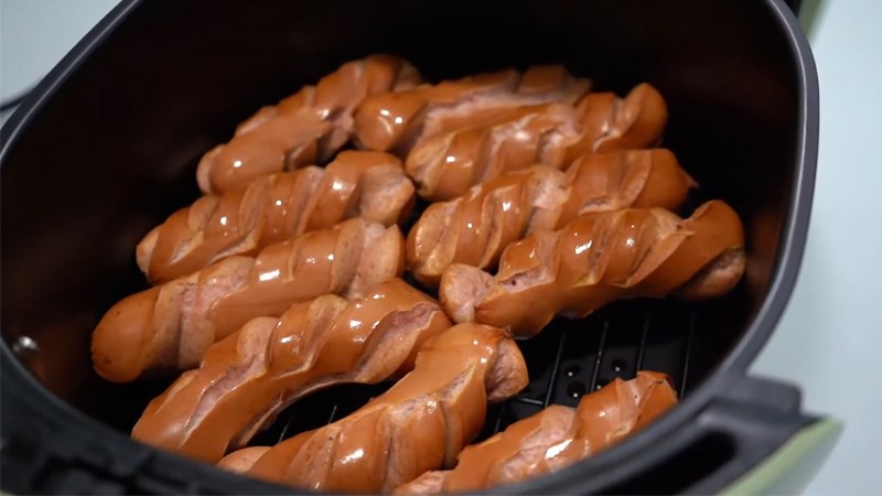 Nướng x&uacute;c x&iacute;ch bằng nồi chi&ecirc;n kh&ocirc;ng dầu