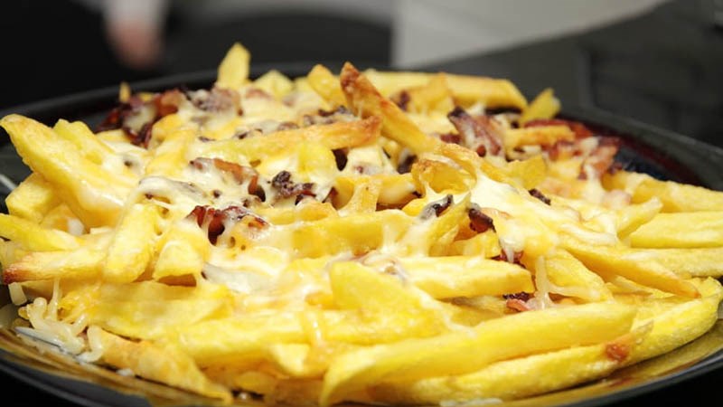 Khoai t&acirc;y chi&ecirc;n với mỡ thừa từ thịt x&ocirc;ng kh&oacute;i