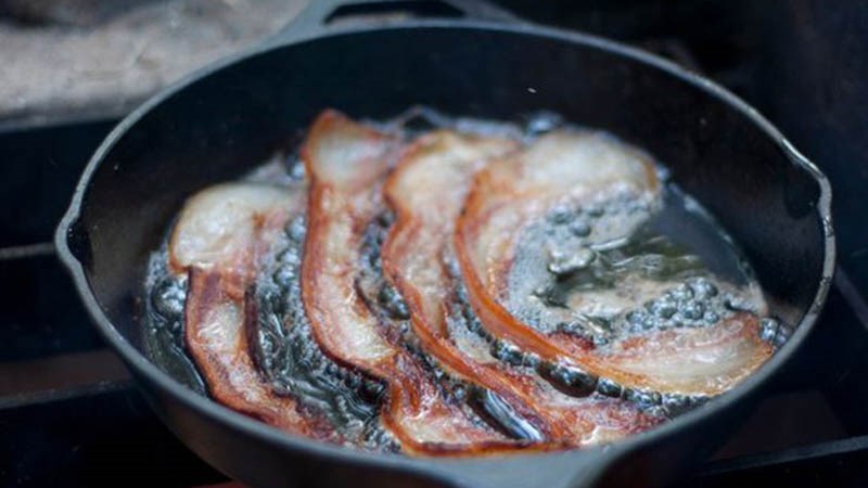 C&aacute;ch khắc phục việc sử dụng sai chảo khi chi&ecirc;n thịt x&ocirc;ng kh&oacute;i 