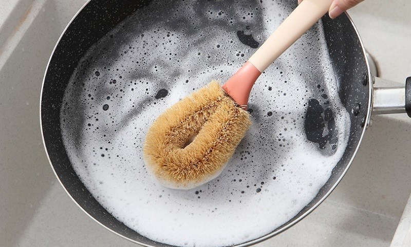 D&ugrave;ng nước rửa ch&eacute;n c&oacute; tinh chất tr&agrave; xanh