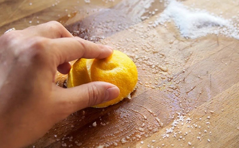 Khử m&ugrave;i tanh tr&ecirc;n c&aacute;c vật dụng đ&atilde; chế biến c&aacute;