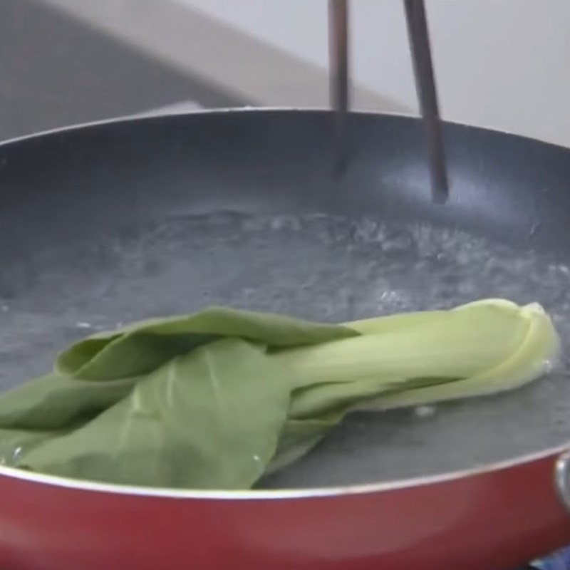 Bước 3 Luộc rau cải Cá hồi sốt dầu hào